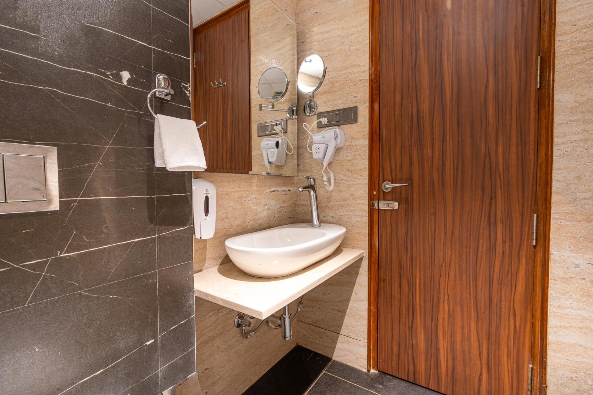 Treebo Premium Heritage Grand -Majiwada Thane Buitenkant foto